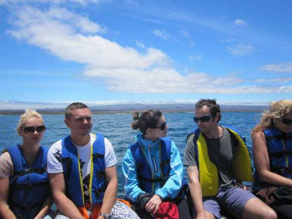 Irina, Eugeni, Laura e Rafa à caminho de Santa Cruz, em Galápagos (foto de Maria Edwards)